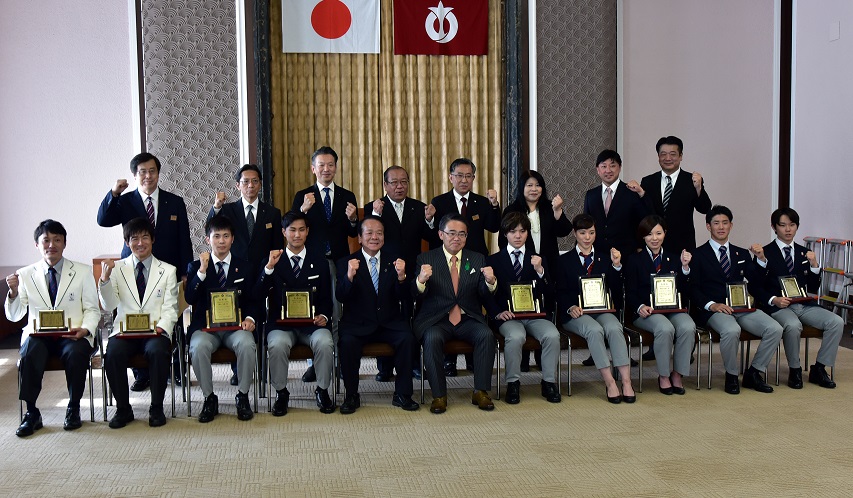 宇野昌磨愛知県知事集合写真.jpg